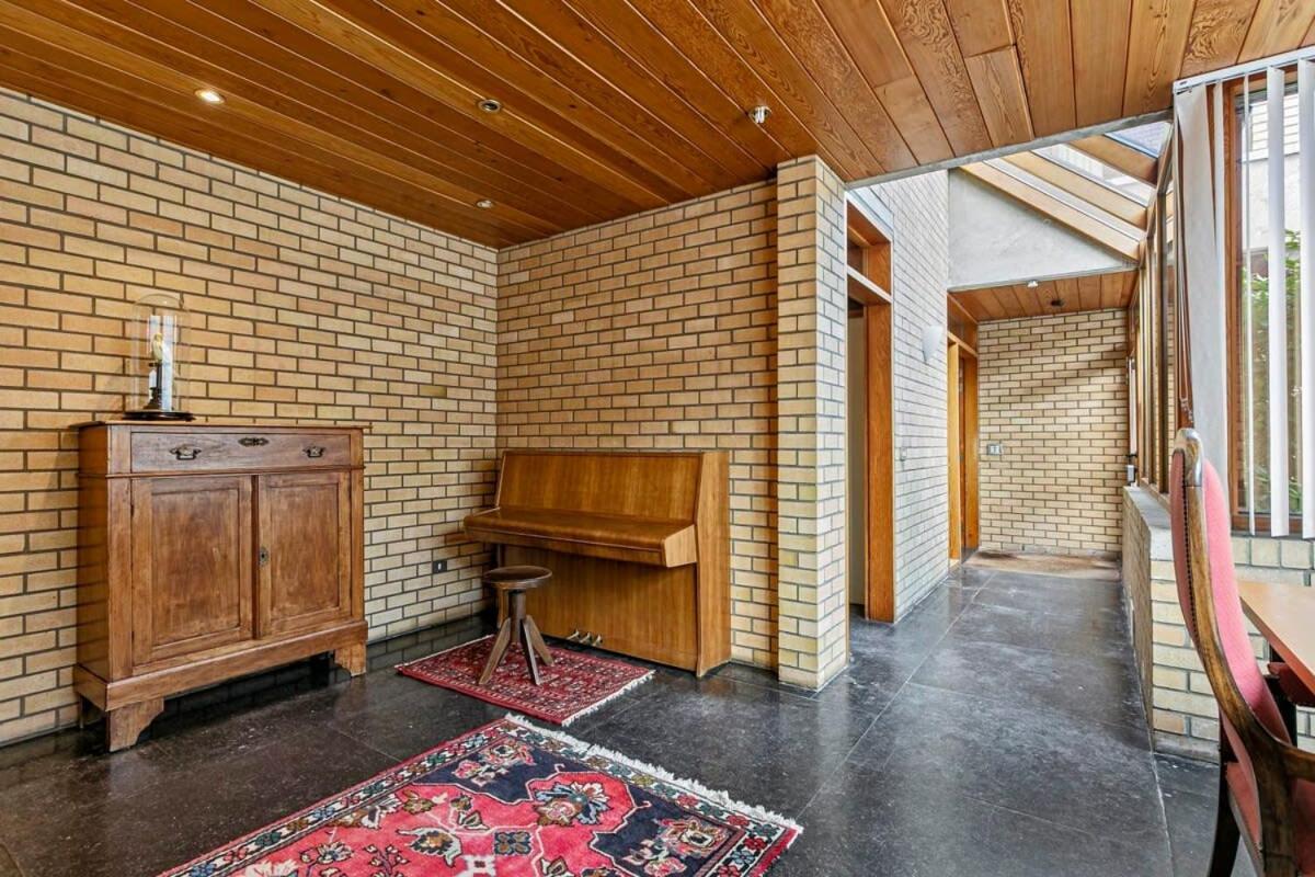 Eighties Modernist Design House With Garden Near The Vakantiehuis